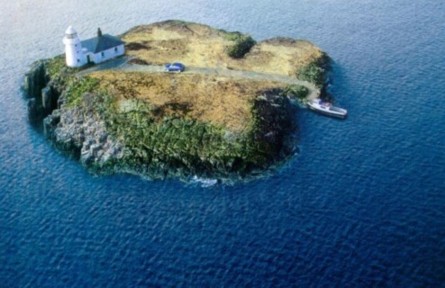 une ile !!!!!! entre le ciel et l'eau